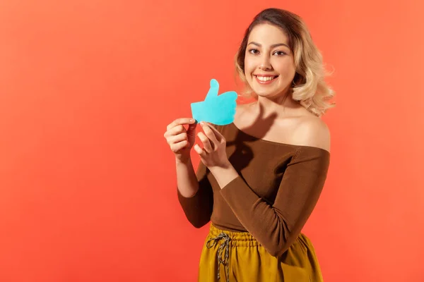 Uśmiechnięta Pozytywna Blogerka Trzymająca Papierowe Niebieskie Kciuki Górze Prosząca Ocenienie — Zdjęcie stockowe