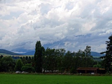 Geismar, Edersee, dağların üzerinden gökyüzünde bulutlar