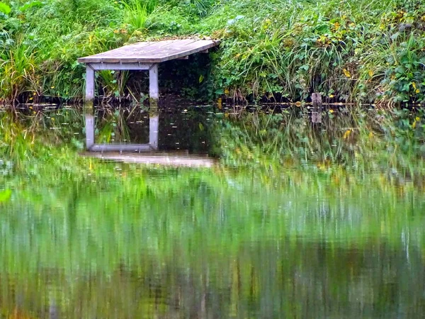 Boardwalk Suya Yansıyan — Stok fotoğraf