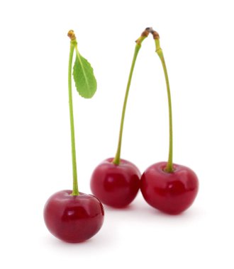 Beyaz arka planda izole edilmiş taze kırmızı kiraz.. 