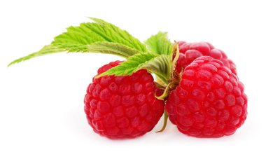 Beyaz arka planda izole edilmiş olgun kırmızı ahududular..