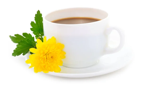 Weiße Tasse Kaffee Mit Einer Schönen Chrysanthemen Blume Auf Hellem — Stockfoto