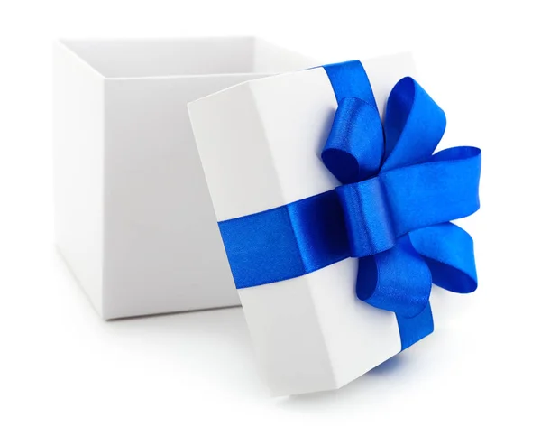 Coffret Cadeau Blanc Avec Ruban Bleu Isolé Sur Fond Blanc — Photo