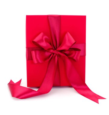 Kırmızı kurdeleli kırmızı hediye kutusu beyaz arkaplanda izole