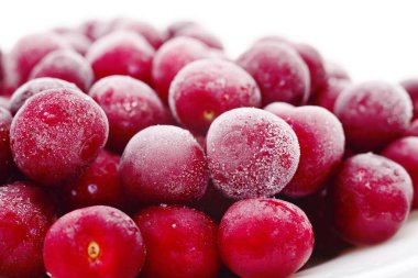 Grup beyaz zemin üzerine donmuş kiraz.