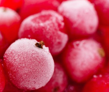 Frenk üzümü çilek. Dondurucudan çıkarılan yavaş yavaş eriyor.