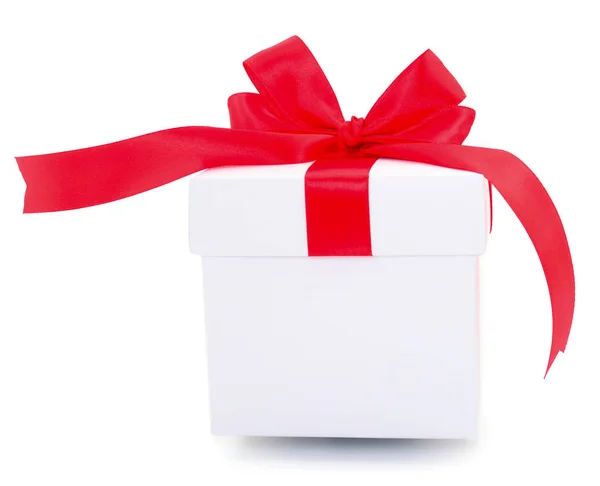 Confezione Regalo Bianca Con Nastro Rosso Isolato Sfondo Bianco — Foto Stock