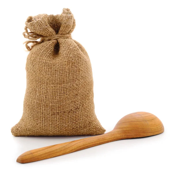 Мешок с пшеницей и деревянной ложкой . — стоковое фото