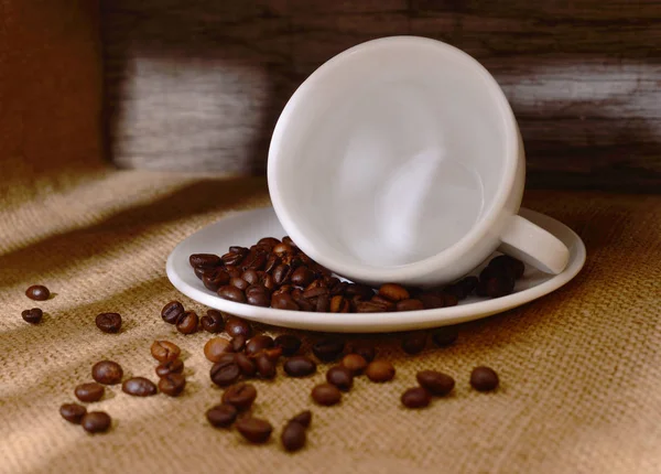 Taza blanca de café con granos de café . — Foto de Stock