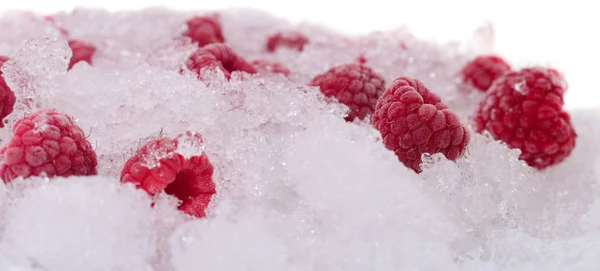 Frambuesas congeladas, cubiertas de escarcha . — Foto de Stock