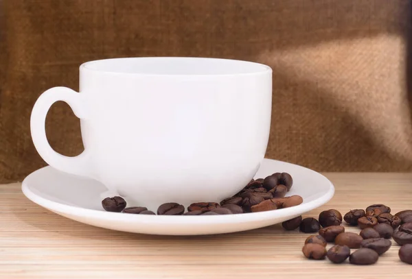 Taza blanca de café con granos de café . — Foto de Stock