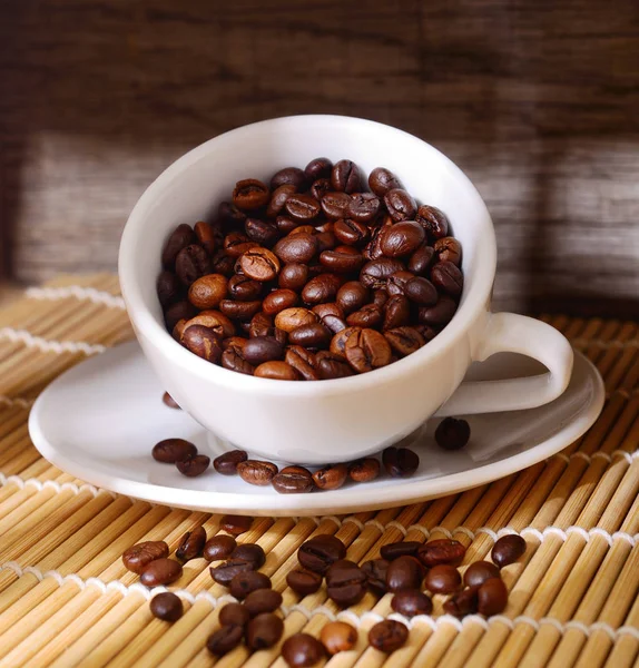 Taza blanca de café con granos de café . — Foto de Stock