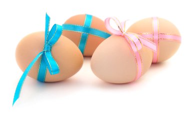 Paskalya yumurtaları izole Festival yay ile.