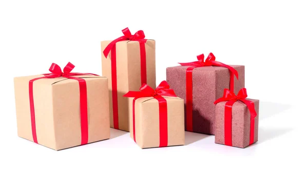 Подарункові коробки, подарунки на білому тлі ізольовані . — стокове фото
