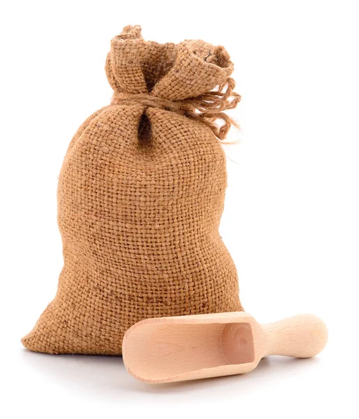 Мешок с пшеницей и деревянной ложкой . — стоковое фото