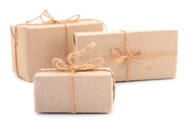 Hediye kutuları, hediye izole beyaz bir arka plan üzerinde.