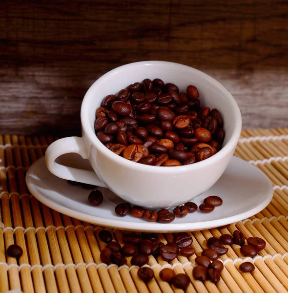 Taza blanca de café con granos de café . — Foto de Stock