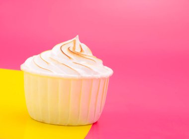 Bizet 'in renkli bir geçmişi var. Yan görünüm.