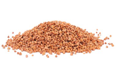 Beyaz arkaplanda izole edilmiş bir avuç karabuğday.