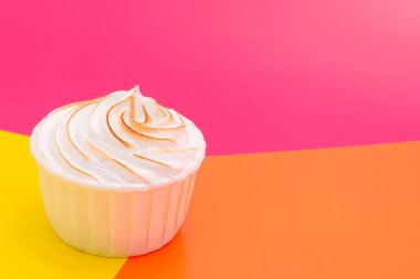 Bizet 'in renkli bir geçmişi var. Yan görünüm.