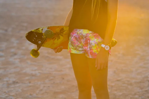 Νεαρό Κορίτσι Στέκεται Στην Παραλία Και Κρατώντας Skateboard — Φωτογραφία Αρχείου