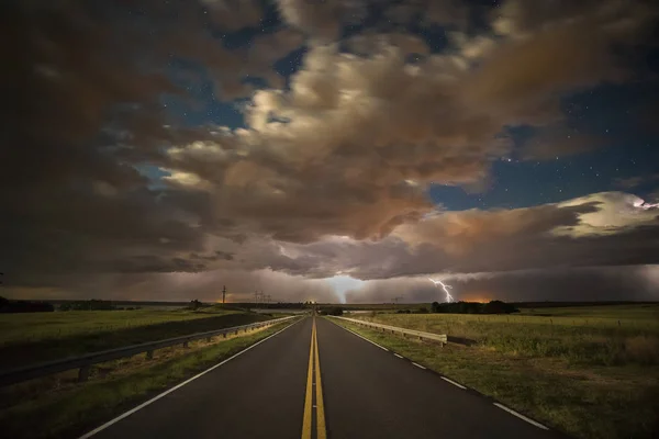 Strada Che Conduce Lontananza Sotto Cielo Drammatico — Foto Stock