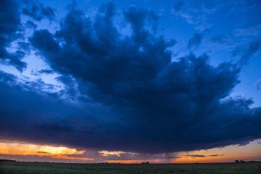 Pampa manzara günbatımı zaman, Arjantin
