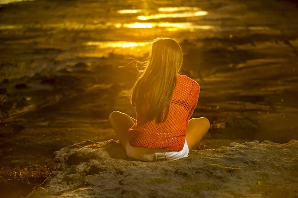 Young Woman Sitting Rock Sunset — Stock Photo, Image
