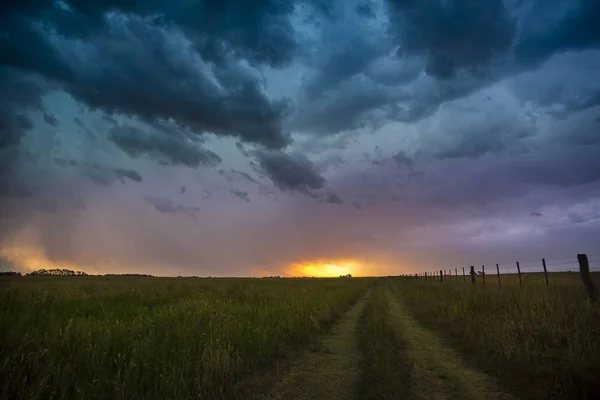 Paisaje Nocturno Con Nubes Tormentosas —  Fotos de Stock