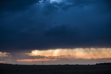 Pampa manzara günbatımı zaman, Arjantin