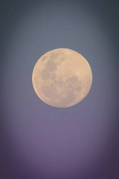 空を背景に抽象的な満月 — ストック写真