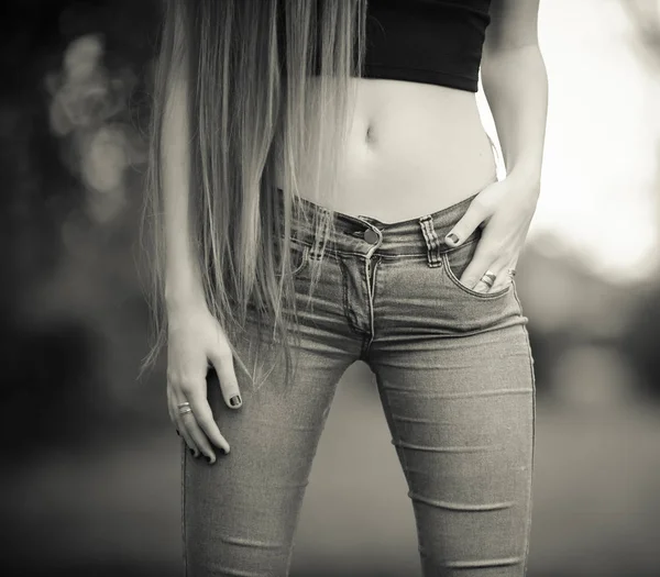 Abgeschnittene Ansicht Von Bauch Und Beinen Eines Teenie Mädchens — Stockfoto