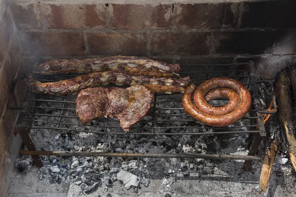 Παϊδάκια Ψητό Βοδινό Κρέας Και Chorizos — Φωτογραφία Αρχείου