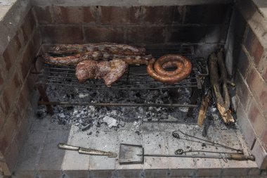 Pirzola, biftek ve chorizos