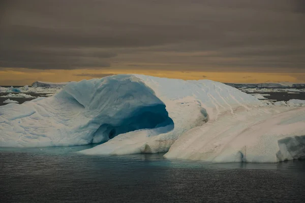 Festői Kilátás Nyílik Vad Fagyasztott Táj Antarktisz — Stock Fotó