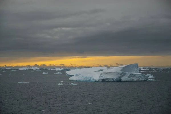 氷の南極セクター ポーレット島近くの風景 — ストック写真
