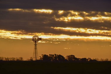 Fırıldak günbatımı, Pampa, Patagonia, Arjantin ile manzara