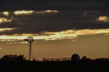 Fırıldak günbatımı, Pampa, Patagonia, Arjantin ile manzara