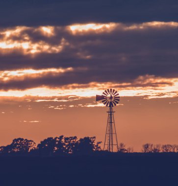 Fırıldak günbatımı, Pampa, Patagonia, Arjantin ile manzara