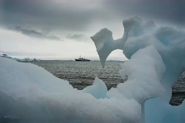 Πλοίο Αποστολής Κρουαζιέρα Στο Τοπίο Της Ανταρκτικής — Φωτογραφία Αρχείου