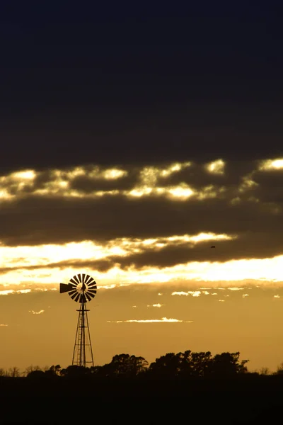 Landschap Met Molen Bij Zonsondergang Pampa Patagonia Argentinië — Stockfoto