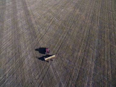 Traktör ve seeder havadan görünümü, Pampa bölgesinde doğrudan ekim, Arjantin