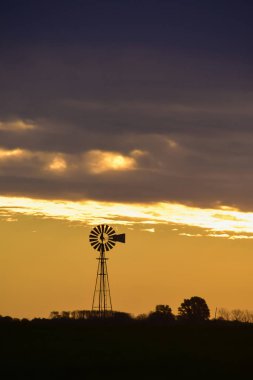 Fırıldak günbatımı, Pampa, Patagonia, Arjantin ile manzara