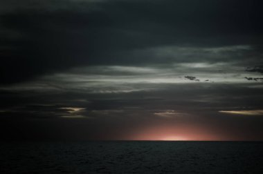 Gün batımında okyanus ve gökyüzü 