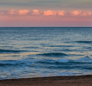 Gün batımında okyanus ve gökyüzü 