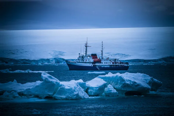 Expedíciós Hajó Körutazás Antarktiszi Tájjal — Stock Fotó