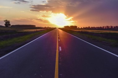 Yol ve fırtınalı gökyüzü günbatımı manzara