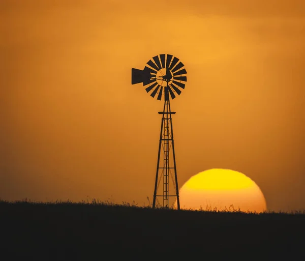 Windmolen Het Veld Bij Zonsondergang Pampa Argentina — Stockfoto