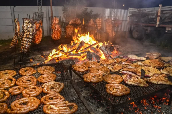 バーベキュー ソーセージ 牛のリブ 典型的なアルゼンチン料理 — ストック写真