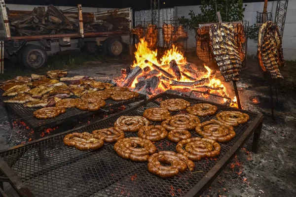 Grillező Kolbász Tehén Bordák Tipikus Argentin Élelmiszer — Stock Fotó